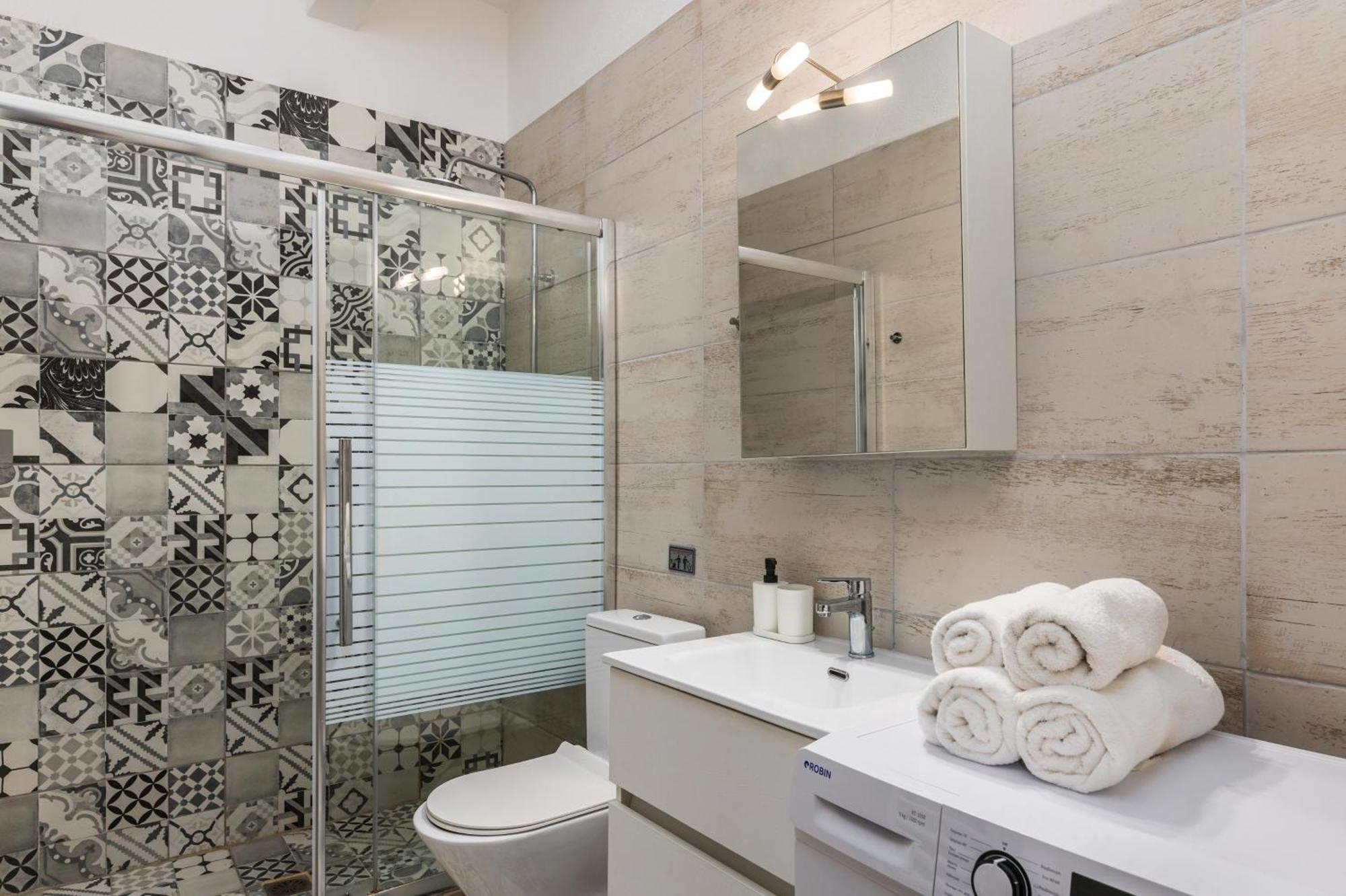 Tropical & Faces By Nest Apartment
